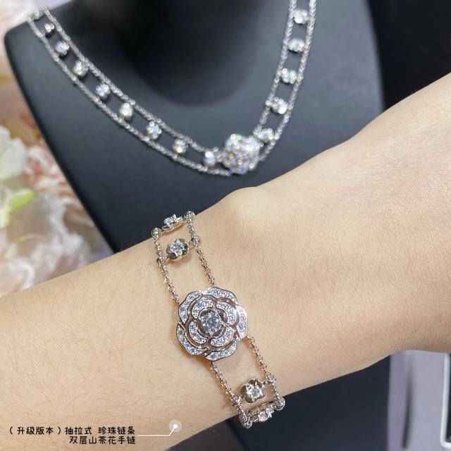 New version, with a retractable pearl chain at the back, V-gold material 869044