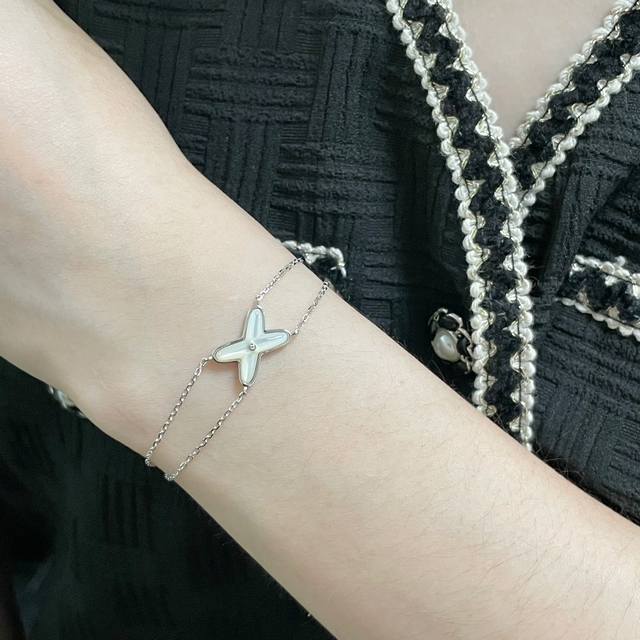 V gold-plated 2110210 Chaumet cross white shell bracelet, Liens is a lifelong bo