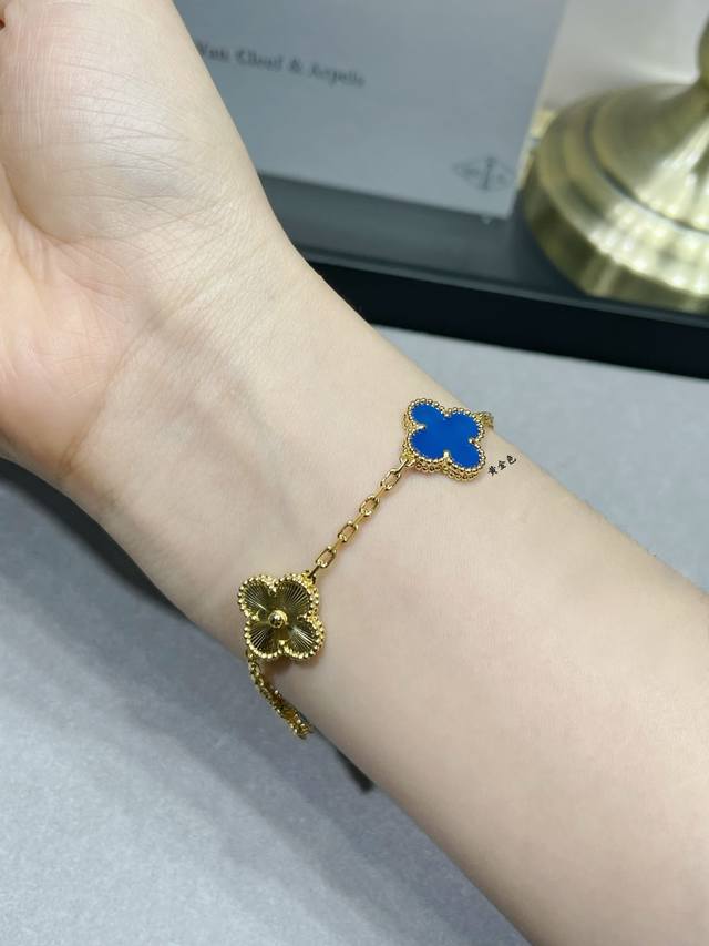 V Gold 5140370Vca Blue Agate Interlaced Five-Leaf Clover Bracelet. This Cleef &