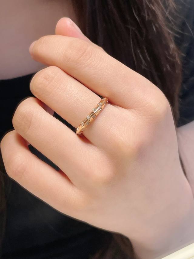 V Gold 5140190 Lv Checkerboard Ring, size 5678. The simple, clean lines and stri
