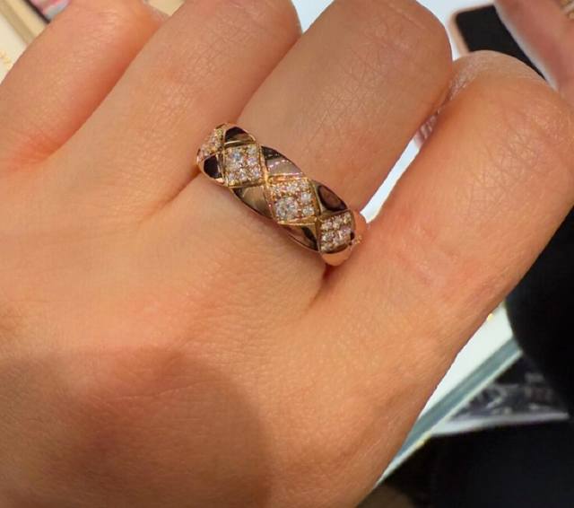 V Gold 8670240 Size 5678. A hot-selling Chanel wide diamond ring featuring shimm