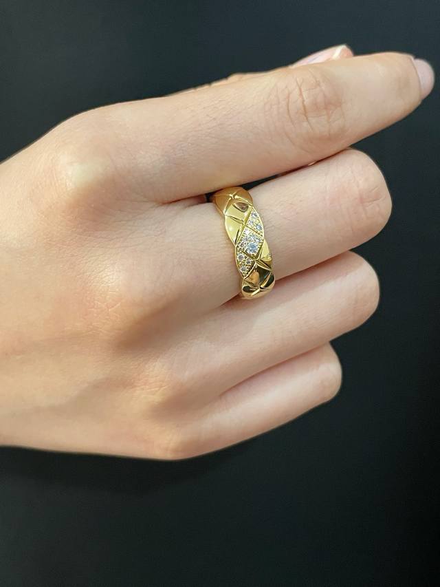 V Gold 5140240 Chanel wide diamond quilted ring with fire code 5678. Chanel clas