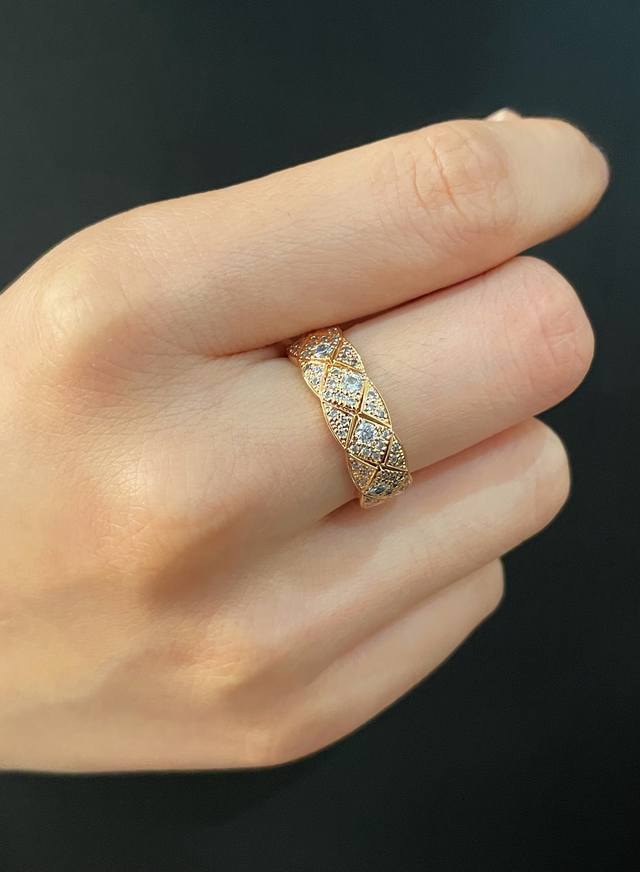 V Gold 5140270 Chanel wide diamond ring with full diamonds, fire code 5678. Chan