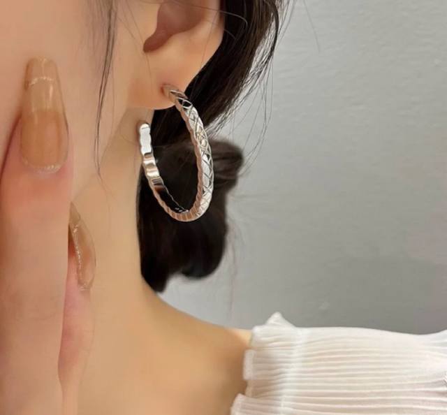 V gold material 5140250 authentic Chanel CNC carved large diamond polished earri