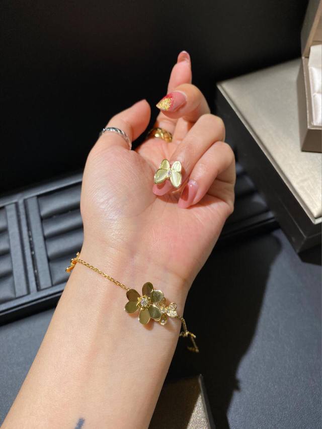 V gold-plated Van Cleef & Arpels high-end necklace. This classic, full-diamond d