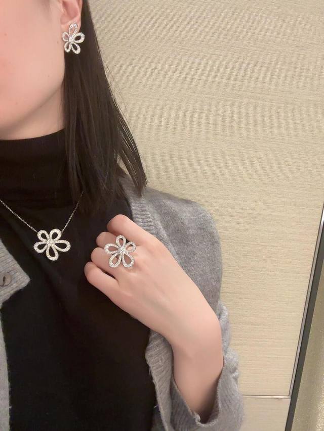 V gold-plated Van Cleef & Arpels Vca Flowerlace ring, the high-end series, combi