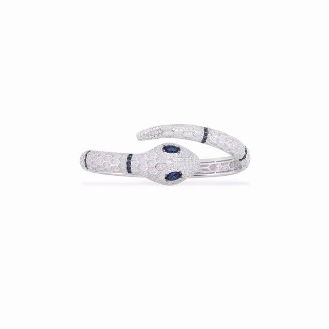 Exotic blue-eyed snake bracelet, a light luxury niche, high-end snake bracelet.