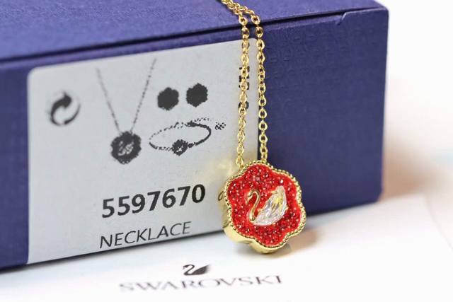 Swarovski Swarovski Flower Blooming Red Swan Clavicle Necklace This exquisite pe