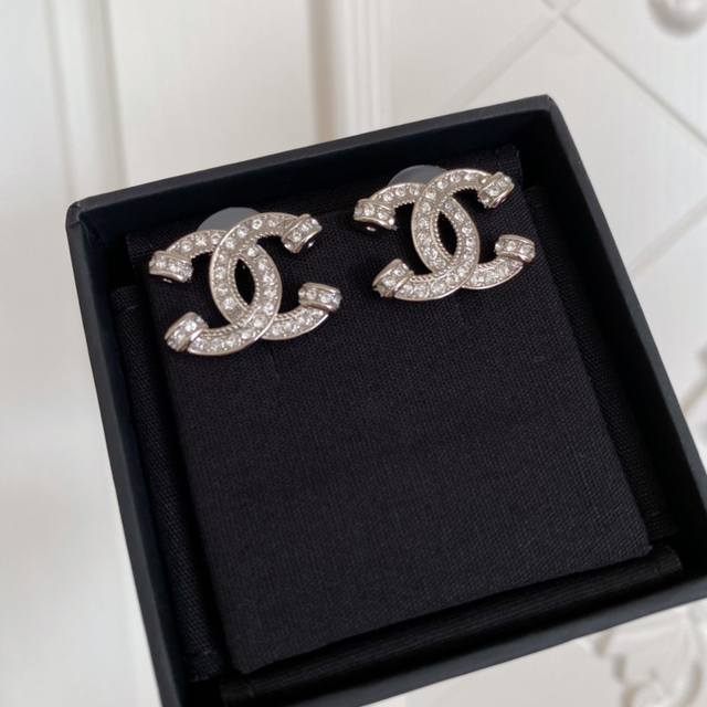 High-quality details as shown in the picture. A classic upgrade of Chanel's sil