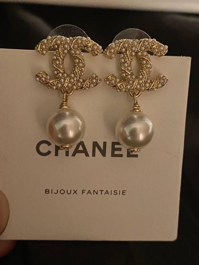Chanel Classic Double C Small Pearl Earrings with Pearls Exquisite workmanship