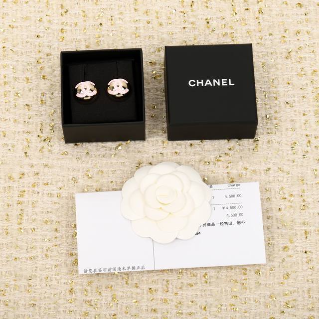 We offer Zp5850 for large quantities. 30C Chanel's new early spring earrings, th