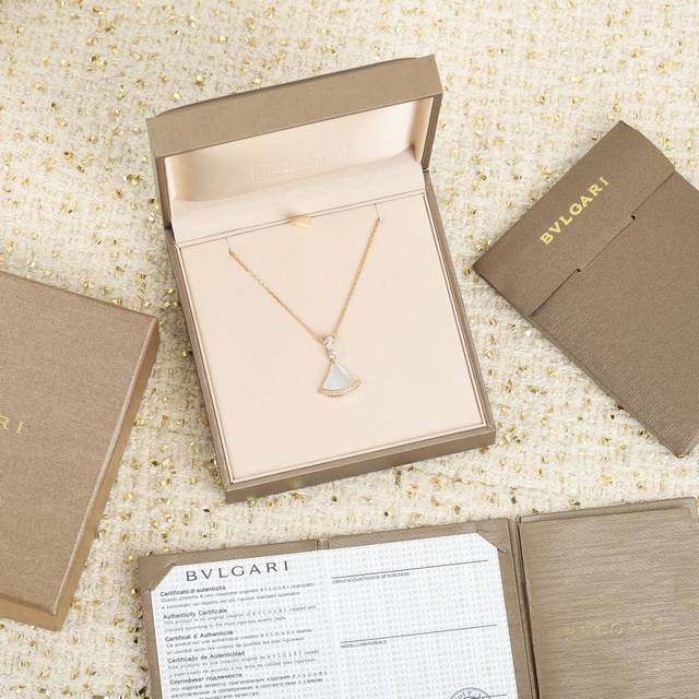 We offer customizable 18K real gold and real diamonds. The agate will never fal