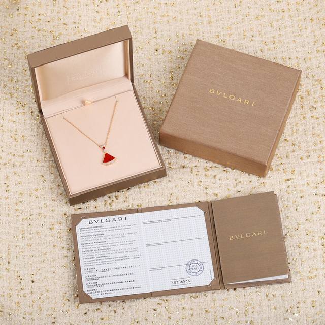 We offer customizable 18K real gold and real diamonds. Bulgari agate will never