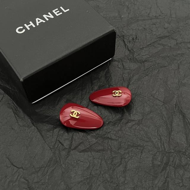 A pair of Chanel small vintage hairpins DDD. Super stylish bronze color with cla