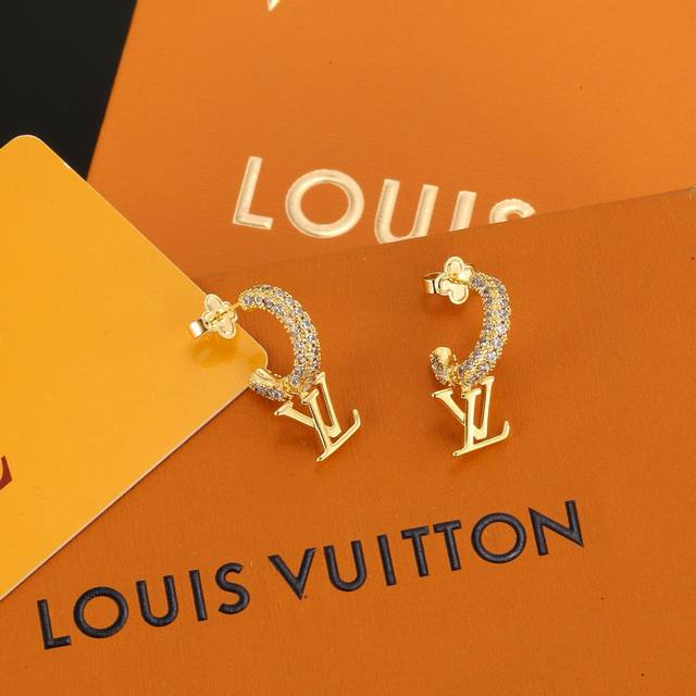 Lv earrings from Louis Vuitton bring a fashionable and interesting visual experi