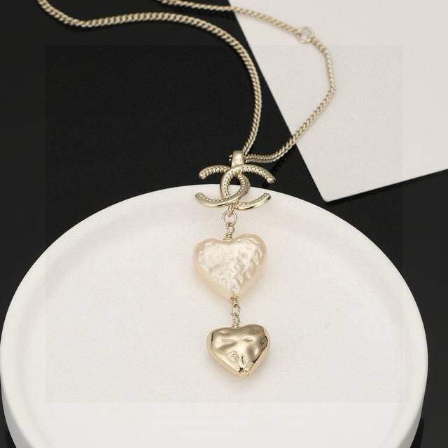Chanel Pearl Heart Peach Necklace has a simple design yet stylish. The perfect