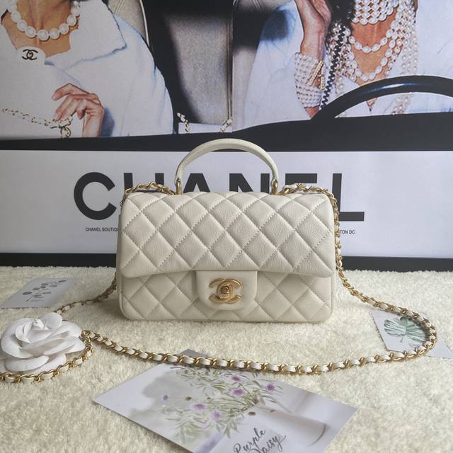 A classic Chanel 20 fashion show style with accessories. Made of grained calfsk