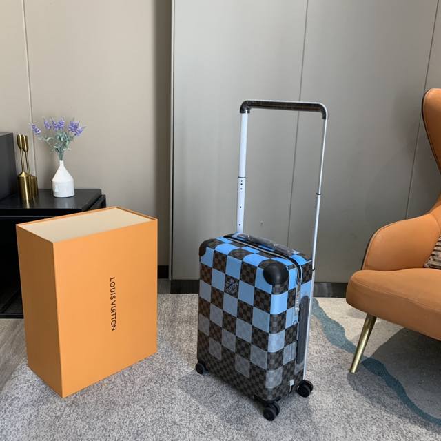 The new Horizon trolley case leverages the creative potential of the brand's ico