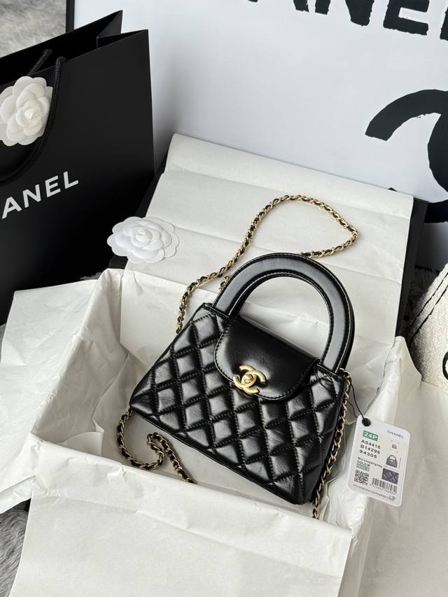 24A Kelly Handle Bag Fashion is a cycle, and the popular vintage Kelly has been