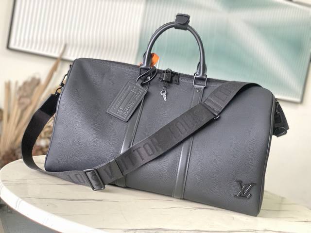 Top-grain leather, original M21420. This Keepall travel bag features a classic s