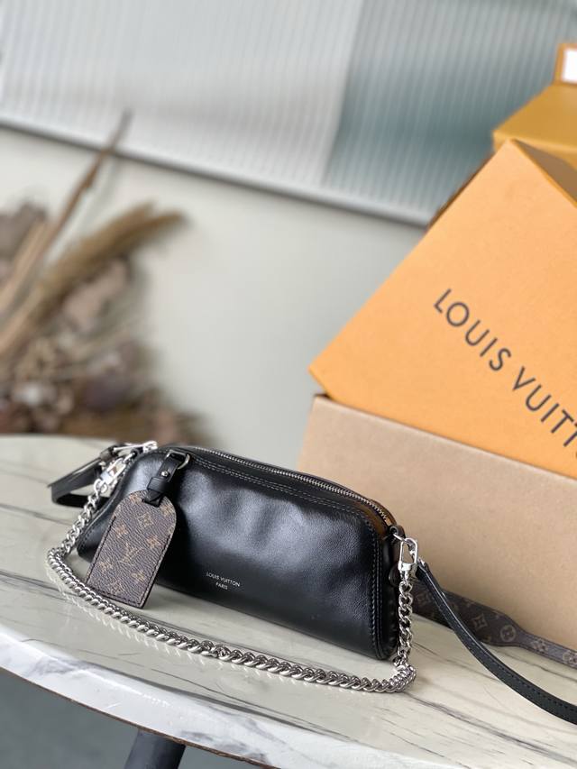 Top-grain leather, original M14544. This Pochettevibe bag from the Lvvibe collec