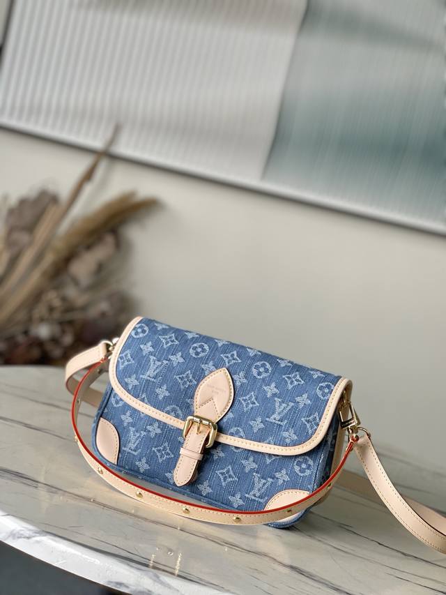 Top-grade original M13070 This Diane handbag features classic Monogram denim wi