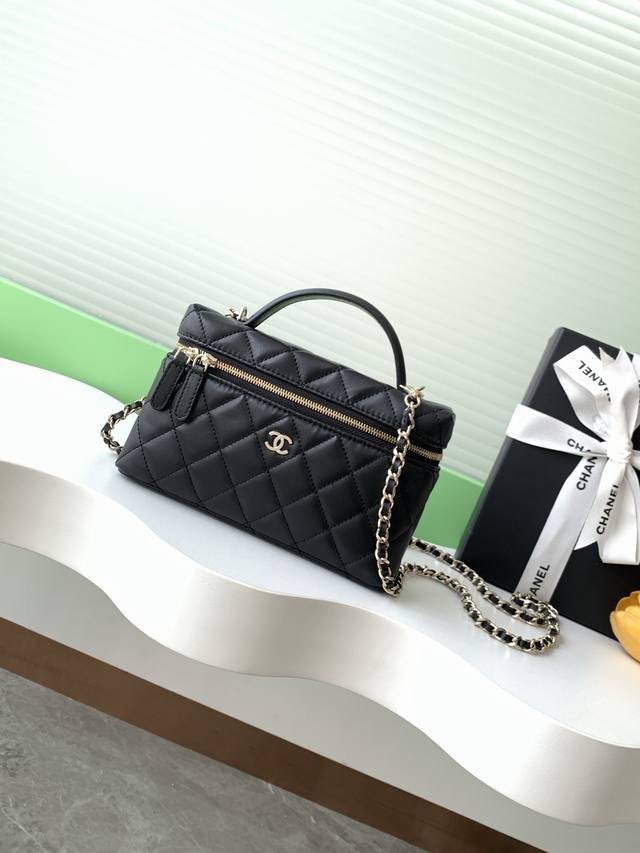25B Exquisite small chain clutch bag. Lambskin and gold metal make the whole bag