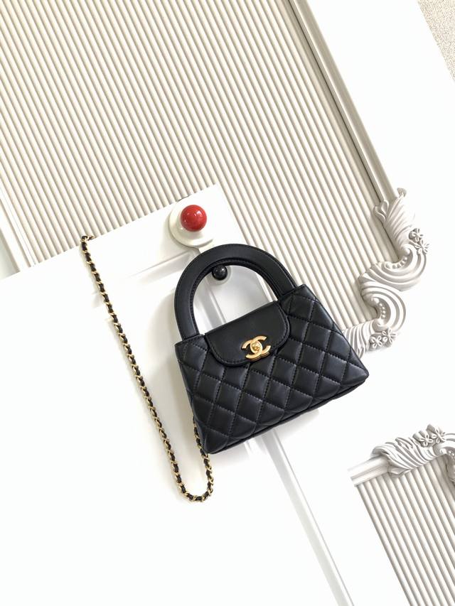 As4416 Lambskin Chanel 24A Kelly bag from the Fall/Winter collection is incredib