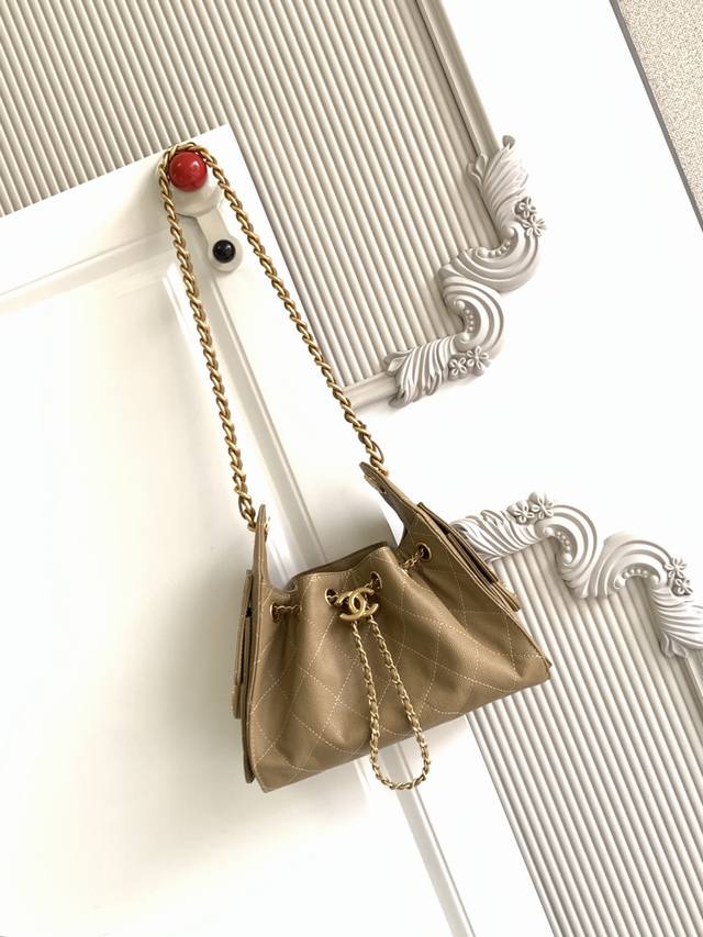 As5631 Another Chanel 25 model named after a year, the 25C ball-grain leather hi