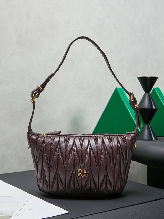 5Ne026, new mini lunch box bag, classic Matelasse embroidery, a symbol of Miu st