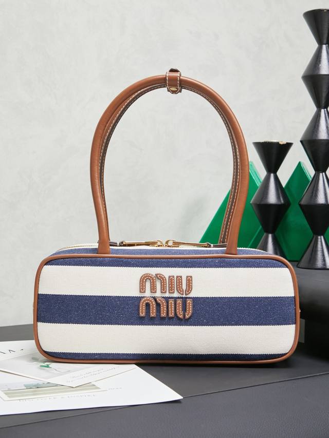 5Bb173: Blue stripes, Miu's new bowling ball, the latest two-tone design, made o