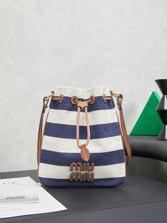 2025 New Summer Stripe Series Lucky Bag 5Nd016, 5Bn106 The bag is small and exqu