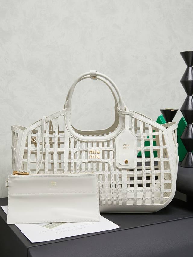 5Ba293 Miumi A girl's summer encounter: discover your best self with a bag. This