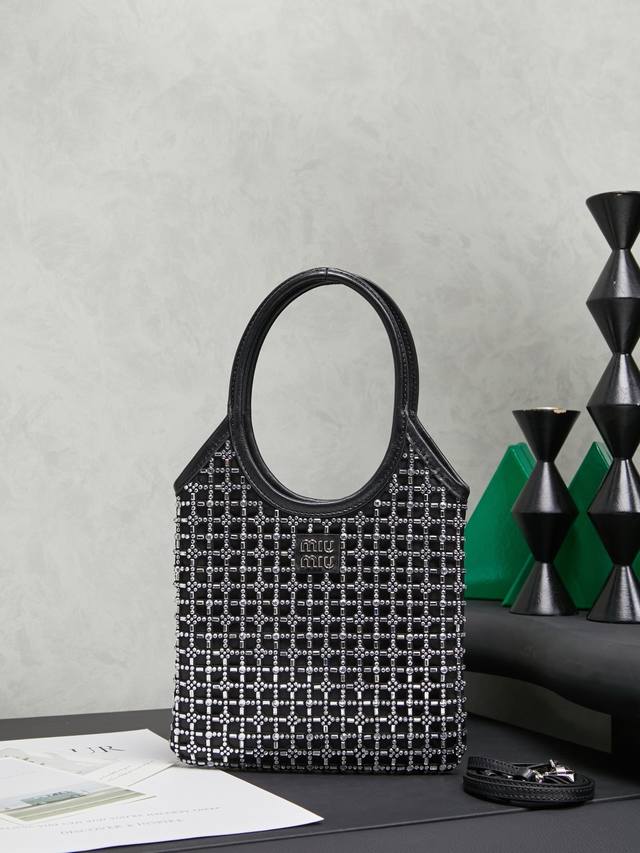 5Ba281 Diamond Bag This handbag is covered with a geometric pattern composed of