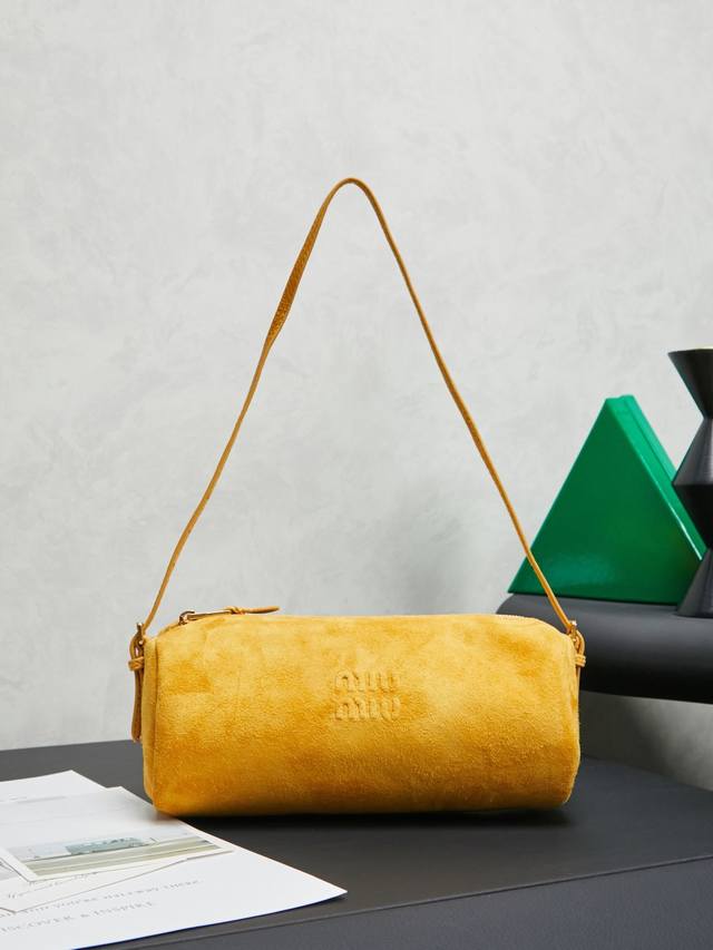 5Ne851's new cylindrical bag, made from premium imported lambskin, is incredibly