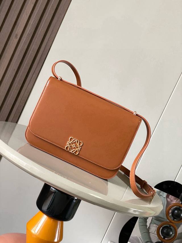 Goya silk cowhide handbag Goya is a compact bag that is very well organized for