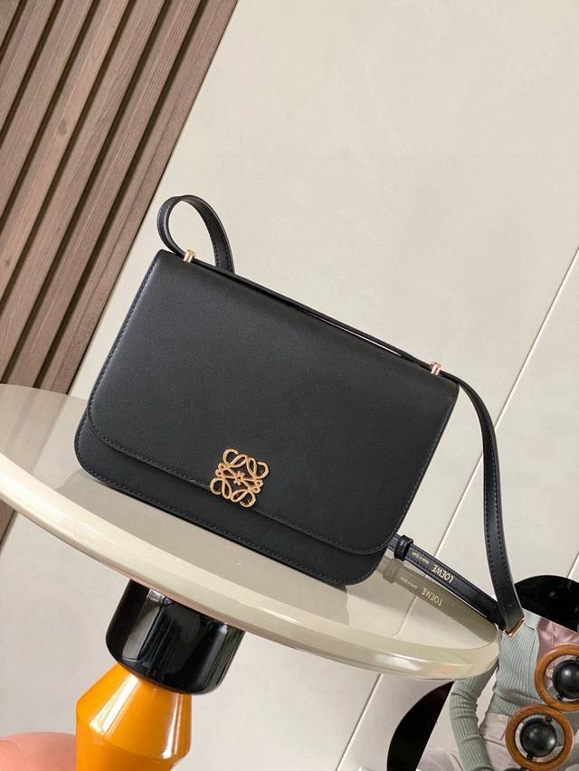 Goya silk cowhide handbag Goya is a compact bag that is very well organized for