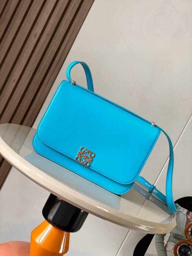 Goya silk cowhide handbag Goya is a compact bag that is very well organized for