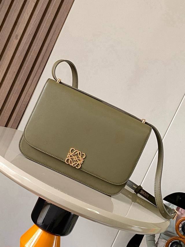 Goya silk cowhide handbag Goya is a compact bag that is very well organized for