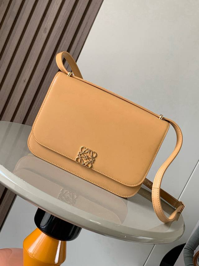 Goya silk cowhide handbag Goya is a compact bag that is very well organized for