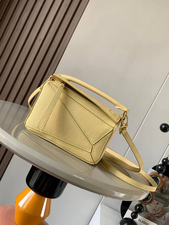 The popular geometric bag, the mini 18cm Puzzle handbag in genuine imported napp