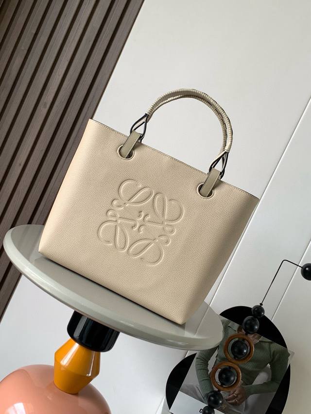 Medium-sized cowhide leather Anagram Tote handbag with linen patchwork features