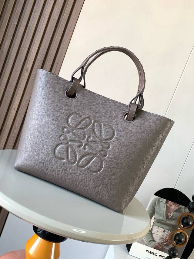 Medium-sized cowhide leather Anagram Tote handbag with linen patchwork features