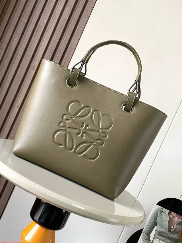 Medium-sized cowhide leather Anagram Tote handbag with linen patchwork features
