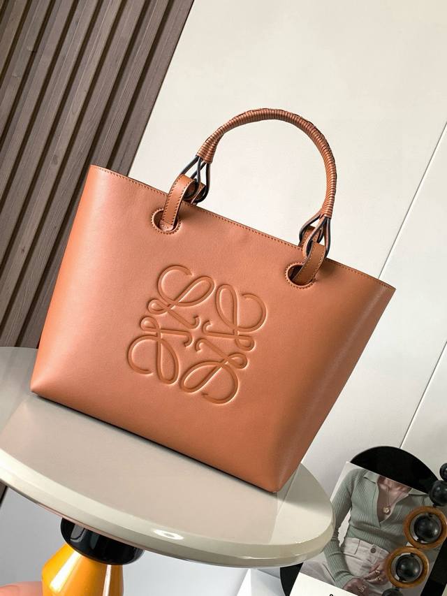 Medium-sized cowhide leather Anagram Tote handbag with linen patchwork features