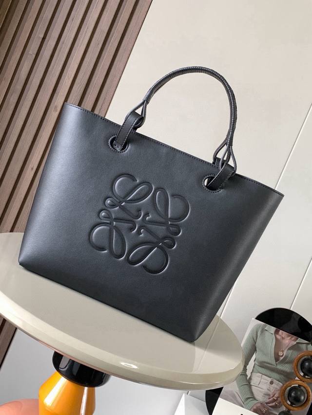 Medium-sized cowhide leather Anagram Tote handbag with linen patchwork features