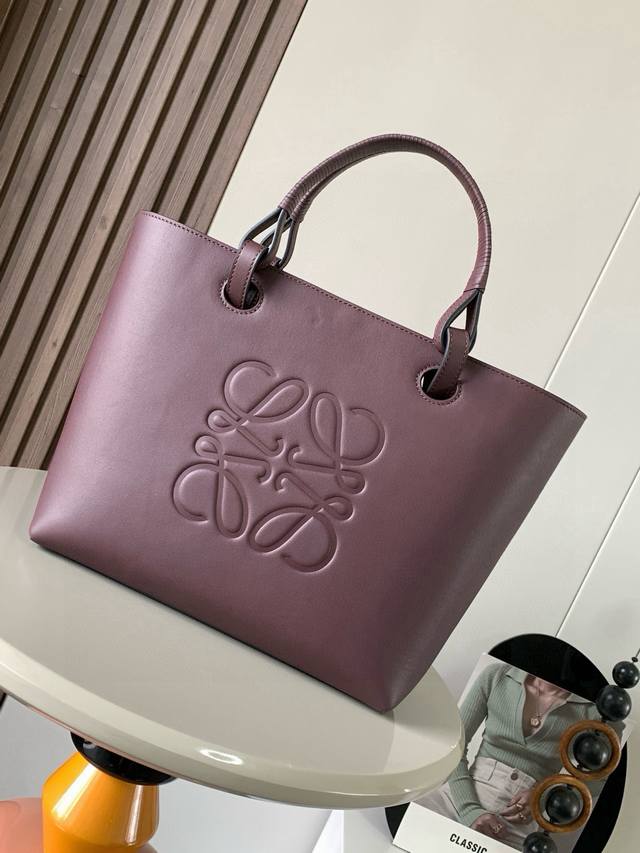 Medium-sized cowhide leather Anagram Tote handbag with linen patchwork features