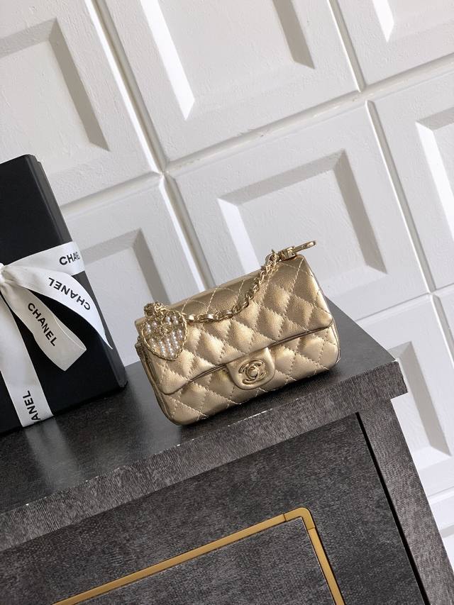 Top-grade original Chanel 25A Mini Heart Pearl Cf Pendant Small Leather Goods, a