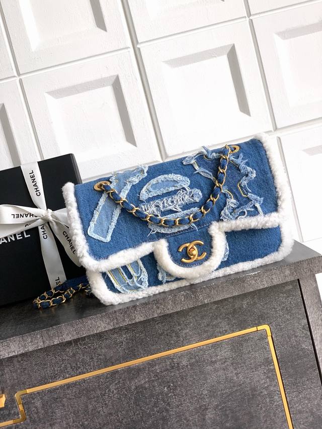 Top-grade original single, medium size 26cm. Chanel has released many limited ed