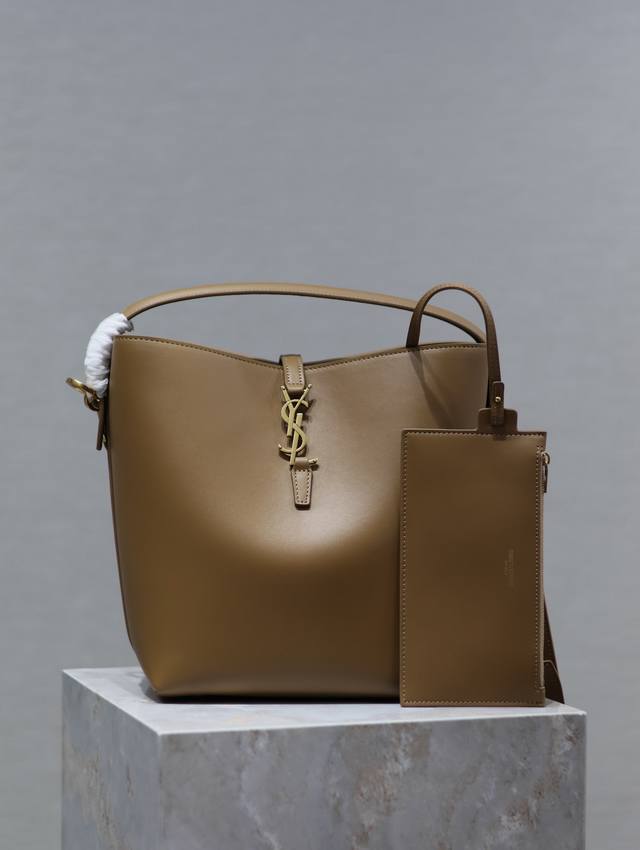 Milk tea-colored Le 5A7 series new and stunning bucket bag with handle. This ne